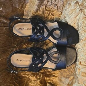 Easy Street Women's Catrin Block Heel Sandal Heeled. Size 8M.  Black.
